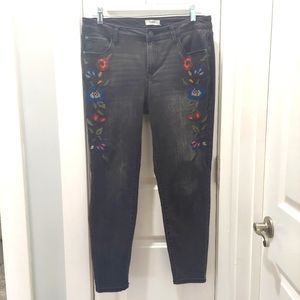 Kensie black Jeans Embriodery Floral Pattern Distressed Coloring size 10